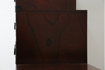 中古　美品　欅産業　仙台民芸箪笥(仙台箪笥)　牡丹文の重厚な金具が目を引く三尺階段箪笥　定価約50万円　(R-086020)