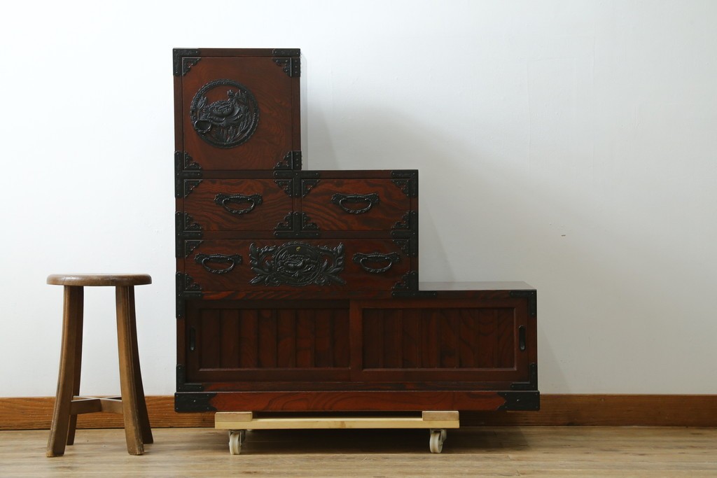 中古　美品　欅産業　仙台民芸箪笥(仙台箪笥)　牡丹文の重厚な金具が目を引く三尺階段箪笥　定価約50万円　(R-086020)
