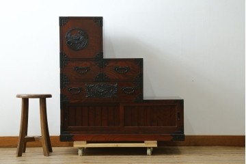 中古　美品　欅産業　仙台民芸箪笥(仙台箪笥)　牡丹文の重厚な金具が目を引く三尺階段箪笥　定価約50万円　(R-086020)