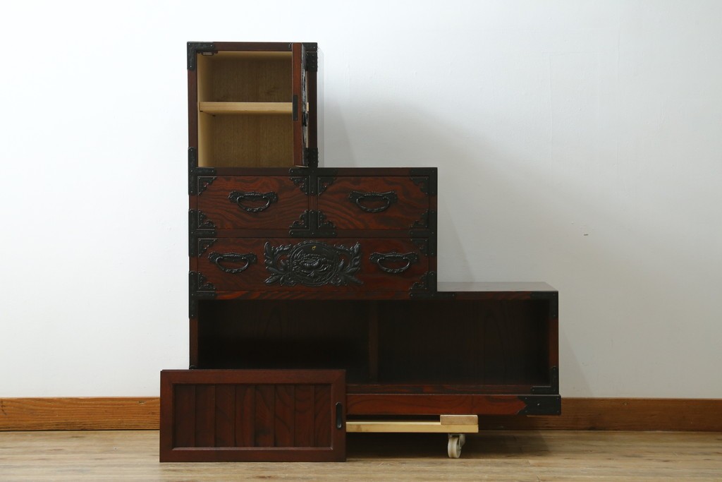 中古　美品　欅産業　仙台民芸箪笥(仙台箪笥)　牡丹文の重厚な金具が目を引く三尺階段箪笥　定価約50万円　(R-086020)