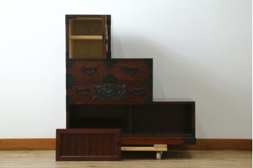 中古　美品　欅産業　仙台民芸箪笥(仙台箪笥)　牡丹文の重厚な金具が目を引く三尺階段箪笥　定価約50万円　(R-086020)