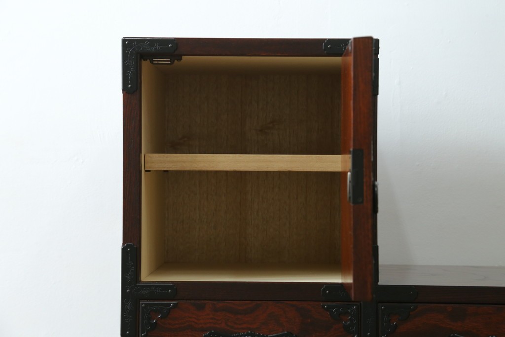 中古　美品　欅産業　仙台民芸箪笥(仙台箪笥)　牡丹文の重厚な金具が目を引く三尺階段箪笥　定価約50万円　(R-086020)