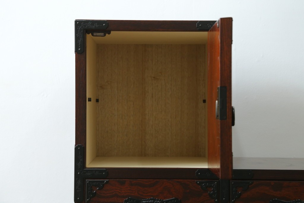 中古　美品　欅産業　仙台民芸箪笥(仙台箪笥)　牡丹文の重厚な金具が目を引く三尺階段箪笥　定価約50万円　(R-086020)