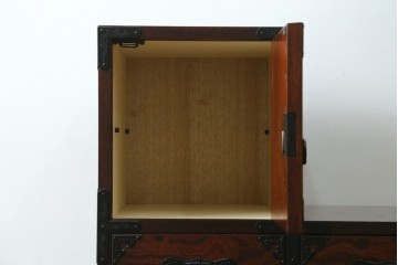 中古　美品　欅産業　仙台民芸箪笥(仙台箪笥)　牡丹文の重厚な金具が目を引く三尺階段箪笥　定価約50万円　(R-086020)