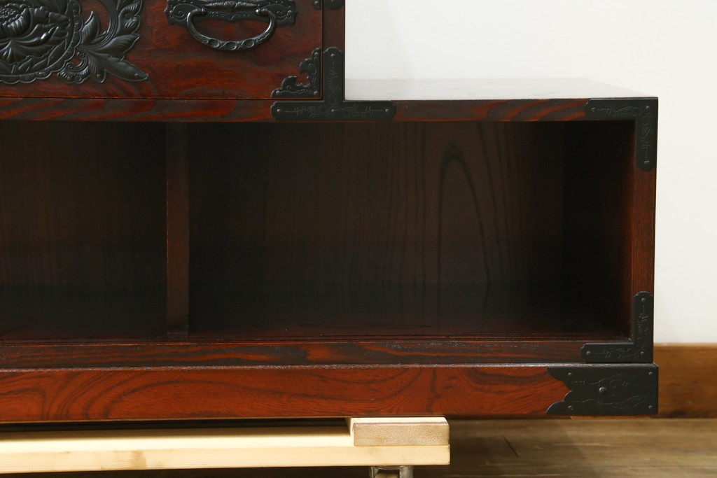 中古　美品　欅産業　仙台民芸箪笥(仙台箪笥)　牡丹文の重厚な金具が目を引く三尺階段箪笥　定価約50万円　(R-086020)