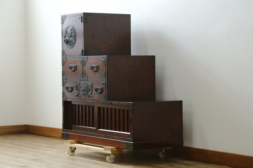 中古　美品　欅産業　仙台民芸箪笥(仙台箪笥)　牡丹文の重厚な金具が目を引く三尺階段箪笥　定価約50万円　(R-086020)