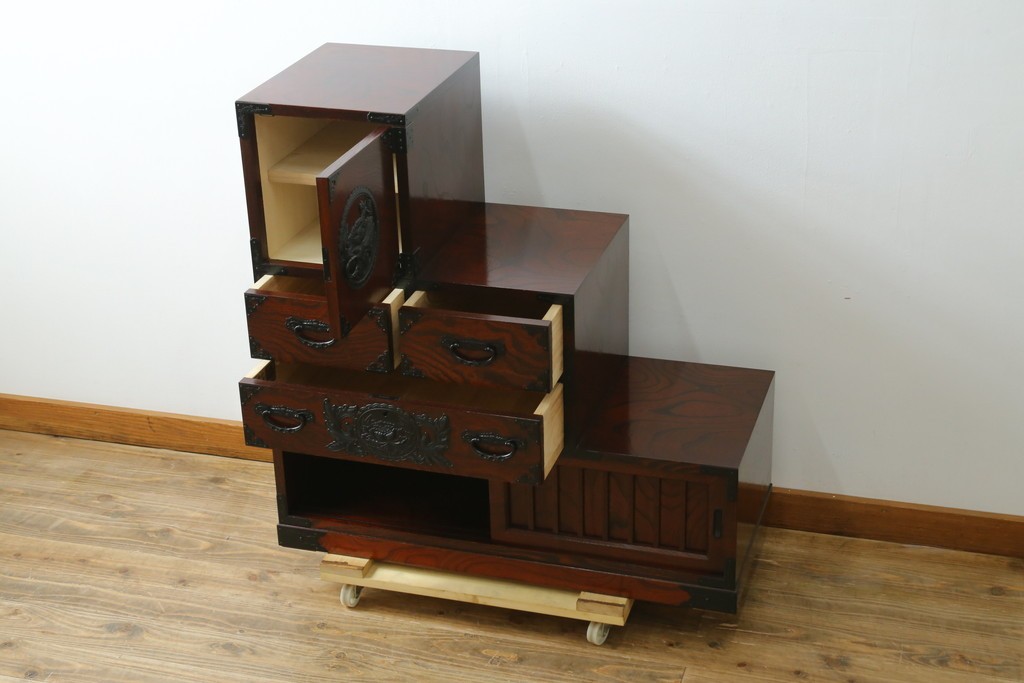 中古　美品　欅産業　仙台民芸箪笥(仙台箪笥)　牡丹文の重厚な金具が目を引く三尺階段箪笥　定価約50万円　(R-086020)
