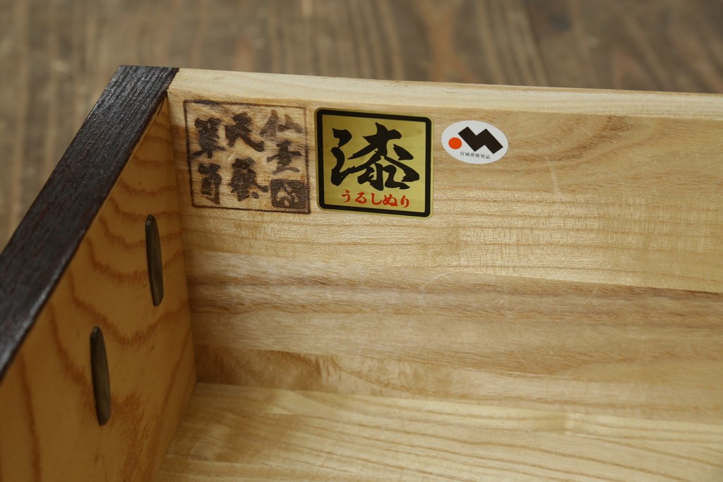 中古　美品　欅産業　仙台民芸箪笥(仙台箪笥)　牡丹文の重厚な金具が目を引く三尺階段箪笥　定価約50万円　(R-086020)