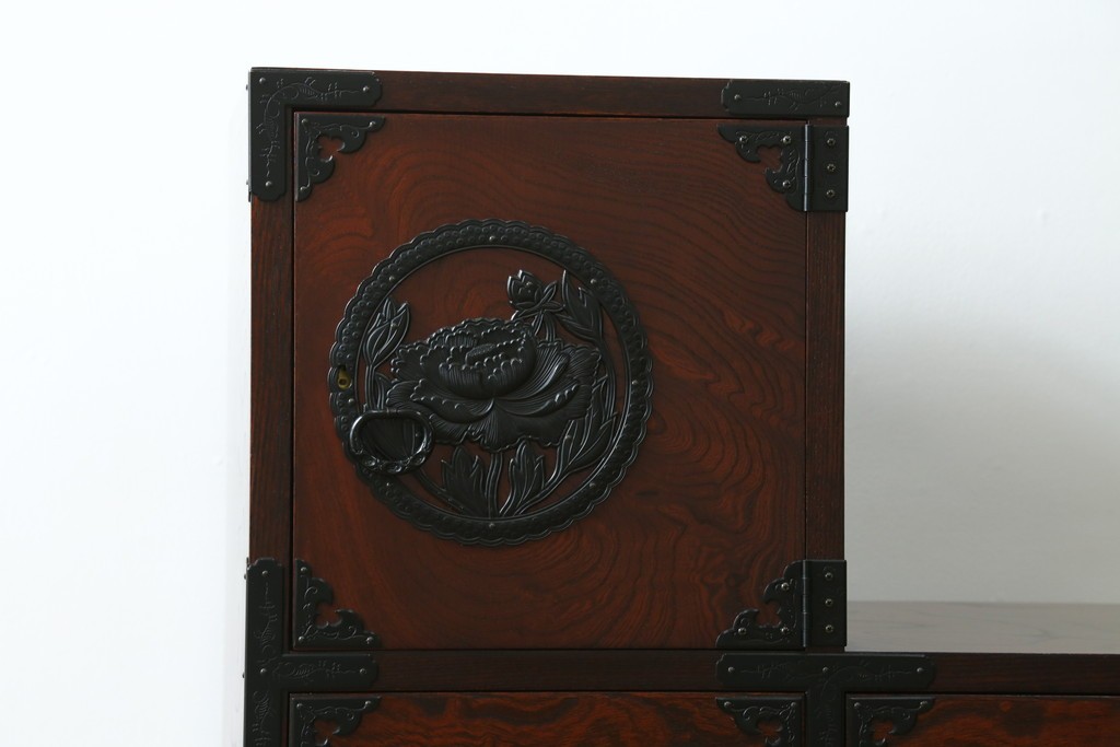 中古　美品　欅産業　仙台民芸箪笥(仙台箪笥)　牡丹文の重厚な金具が目を引く三尺階段箪笥　定価約50万円　(R-086020)