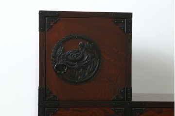 中古　美品　欅産業　仙台民芸箪笥(仙台箪笥)　牡丹文の重厚な金具が目を引く三尺階段箪笥　定価約50万円　(R-086020)