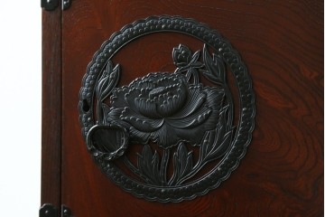 中古　美品　欅産業　仙台民芸箪笥(仙台箪笥)　牡丹文の重厚な金具が目を引く三尺階段箪笥　定価約50万円　(R-086020)