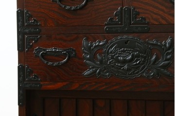 中古　美品　欅産業　仙台民芸箪笥(仙台箪笥)　牡丹文の重厚な金具が目を引く三尺階段箪笥　定価約50万円　(R-086020)