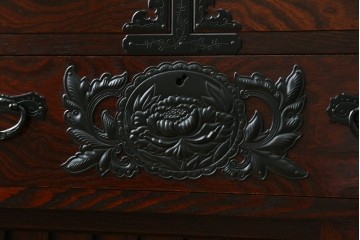 中古　美品　欅産業　仙台民芸箪笥(仙台箪笥)　牡丹文の重厚な金具が目を引く三尺階段箪笥　定価約50万円　(R-086020)