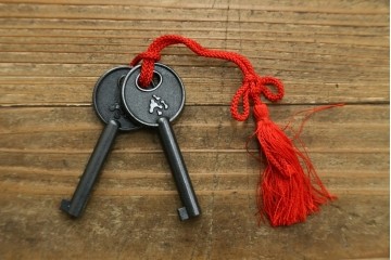 中古　美品　欅産業　仙台民芸箪笥(仙台箪笥)　牡丹文の重厚な金具が目を引く三尺階段箪笥　定価約50万円　(R-086020)