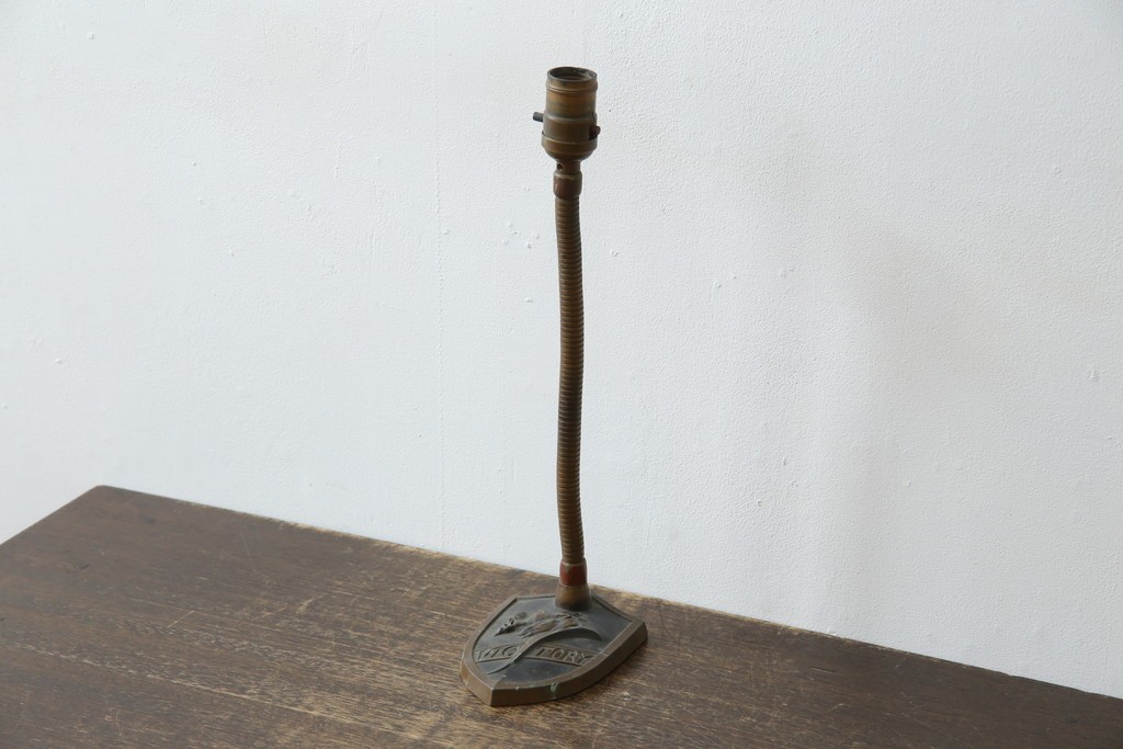 和製ヴィンテージ　ブロンズカラー　ライオンのエンブレムがポイント　インダストリアルなデスクスタンド　(R-086022)