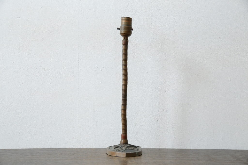 和製ヴィンテージ　ブロンズカラー　ライオンのエンブレムがポイント　インダストリアルなデスクスタンド　(R-086022)