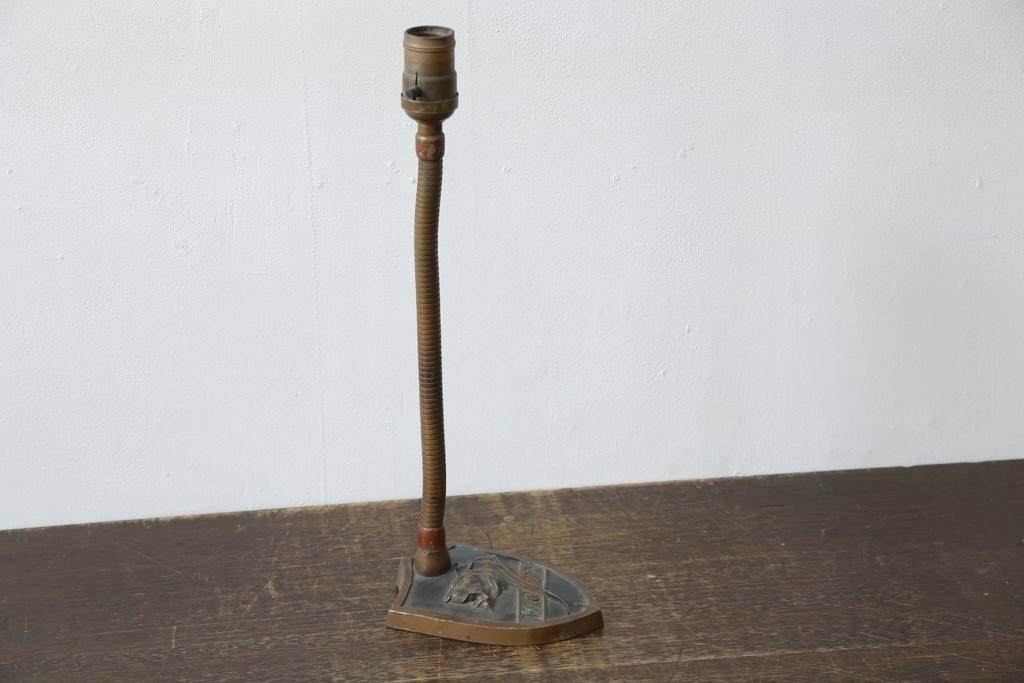 和製ヴィンテージ　ブロンズカラー　ライオンのエンブレムがポイント　インダストリアルなデスクスタンド　(R-086022)