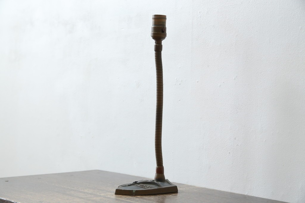 和製ヴィンテージ　ブロンズカラー　ライオンのエンブレムがポイント　インダストリアルなデスクスタンド　(R-086022)