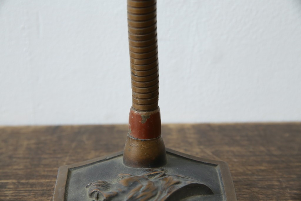 和製ヴィンテージ　ブロンズカラー　ライオンのエンブレムがポイント　インダストリアルなデスクスタンド　(R-086022)