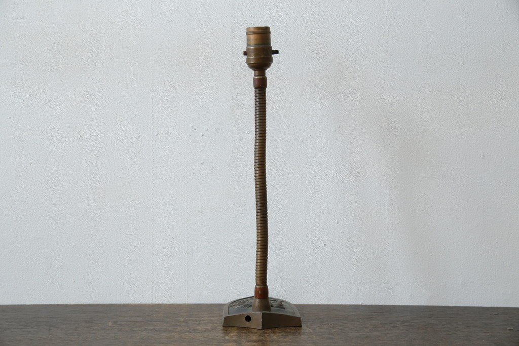 和製ヴィンテージ　ブロンズカラー　ライオンのエンブレムがポイント　インダストリアルなデスクスタンド　(R-086022)