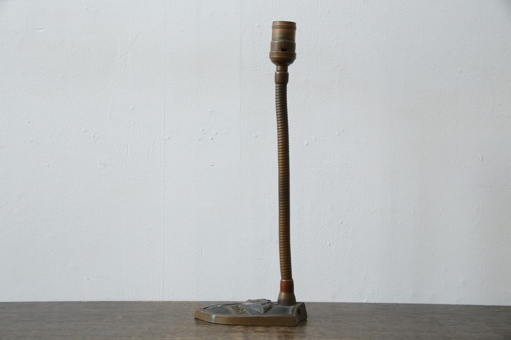 和製ヴィンテージ　ブロンズカラー　ライオンのエンブレムがポイント　インダストリアルなデスクスタンド　(R-086022)