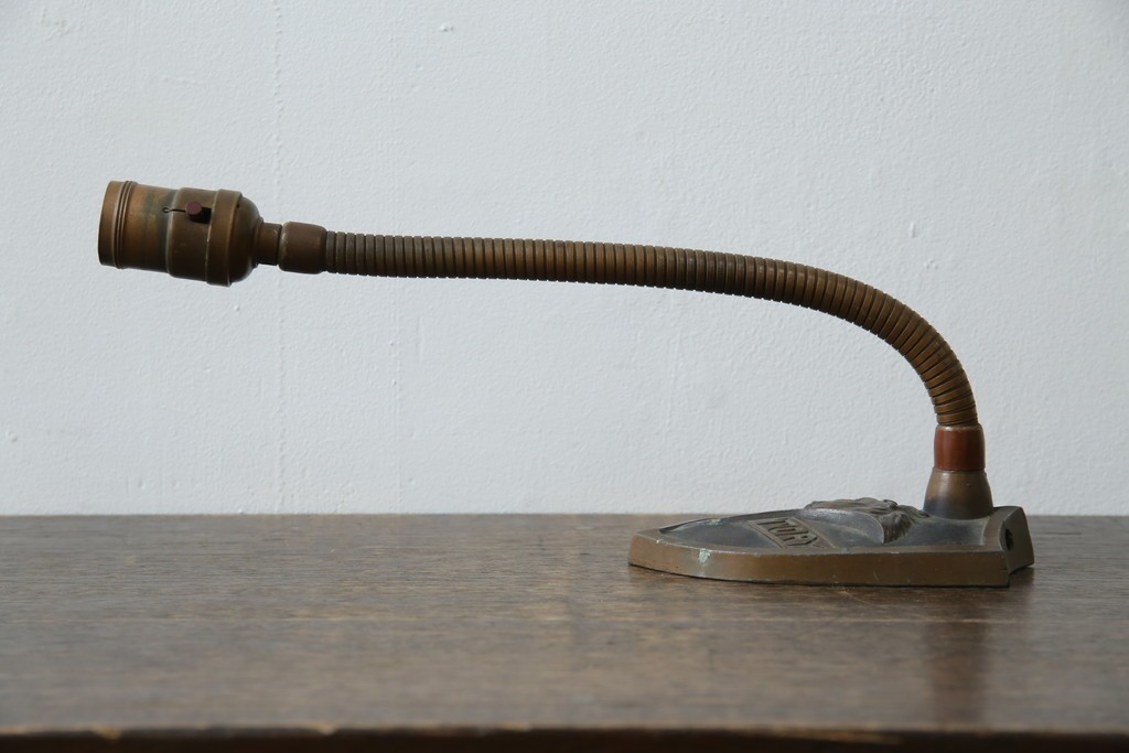 和製ヴィンテージ　ブロンズカラー　ライオンのエンブレムがポイント　インダストリアルなデスクスタンド　(R-086022)