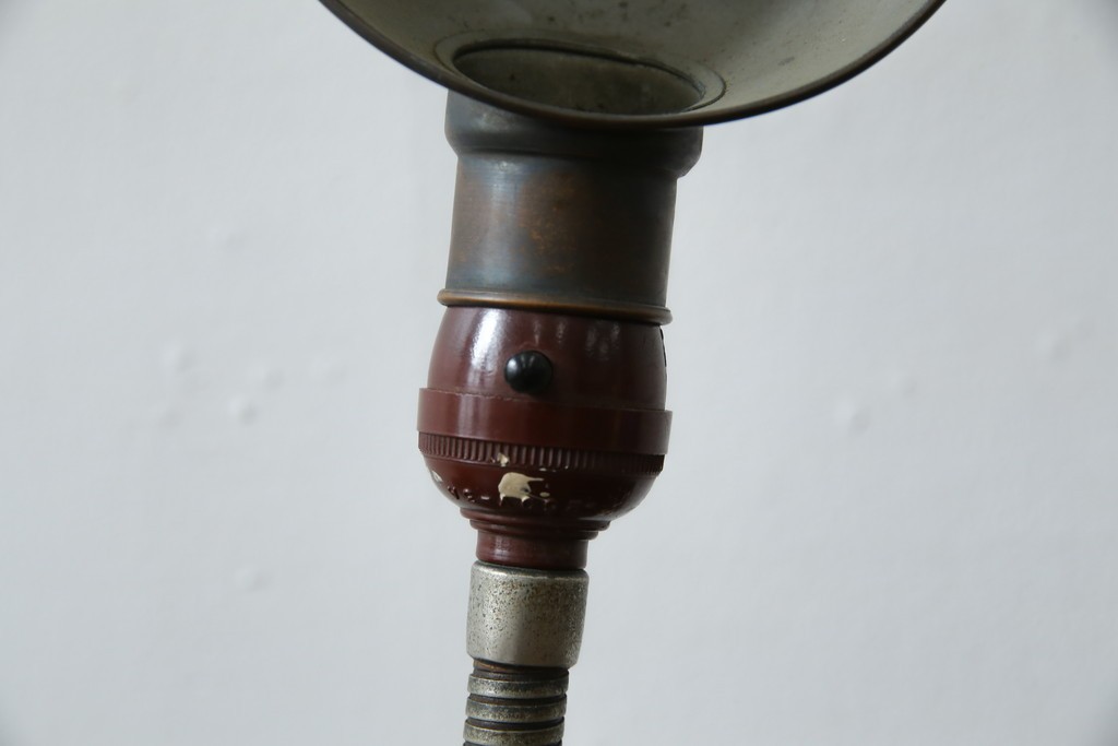 和製アンティーク　インダストリアル×レトロな蛇腹アームのデスクスタンド　(R-086024)