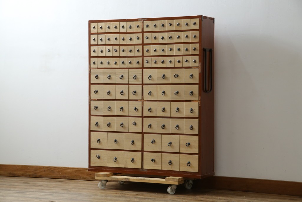 和製ヴィンテージ　アンティーク調　引き出し100杯の薬箪笥　(R-086025)