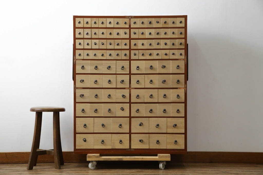 和製ヴィンテージ　アンティーク調　引き出し100杯の薬箪笥　(R-086025)