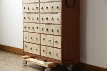 和製ヴィンテージ　アンティーク調　引き出し100杯の薬箪笥　(R-086025)