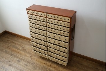 和製ヴィンテージ　アンティーク調　引き出し100杯の薬箪笥　(R-086025)