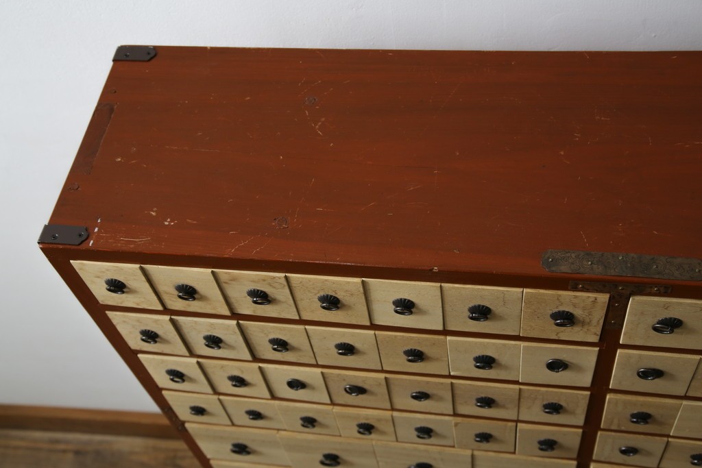 和製ヴィンテージ　アンティーク調　引き出し100杯の薬箪笥　(R-086025)