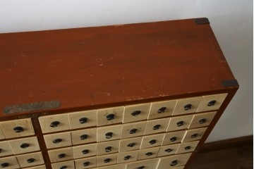 和製ヴィンテージ　アンティーク調　引き出し100杯の薬箪笥　(R-086025)