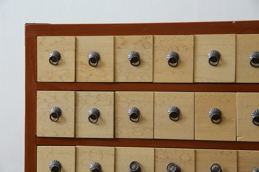 和製ヴィンテージ　アンティーク調　引き出し100杯の薬箪笥　(R-086025)