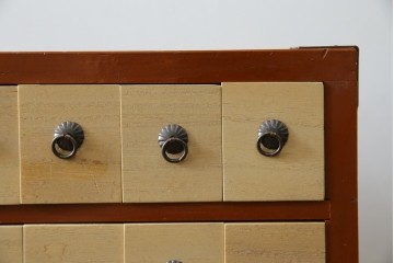 和製ヴィンテージ　アンティーク調　引き出し100杯の薬箪笥　(R-086025)