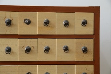 和製ヴィンテージ　アンティーク調　引き出し100杯の薬箪笥　(R-086025)