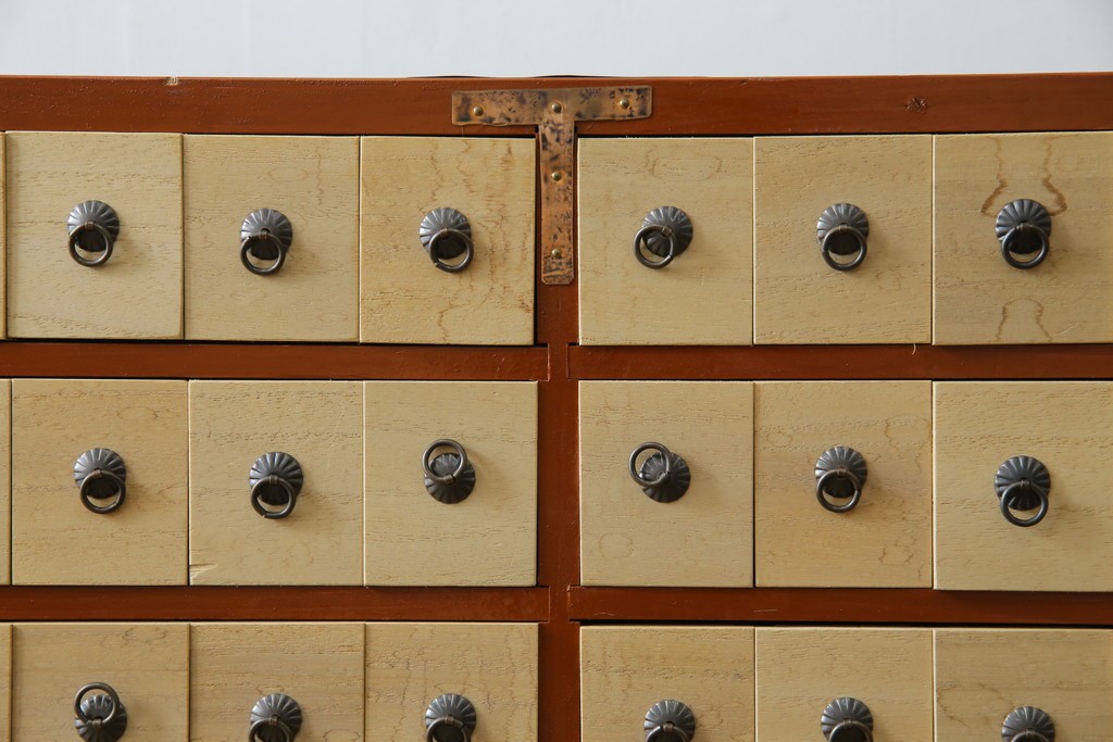 和製ヴィンテージ　アンティーク調　引き出し100杯の薬箪笥　(R-086025)