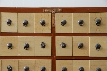 和製ヴィンテージ　アンティーク調　引き出し100杯の薬箪笥　(R-086025)