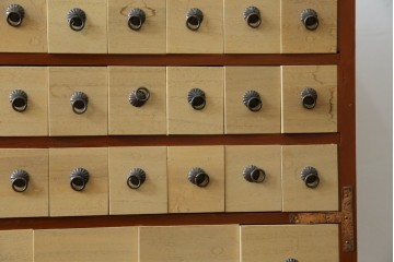 和製ヴィンテージ　アンティーク調　引き出し100杯の薬箪笥　(R-086025)