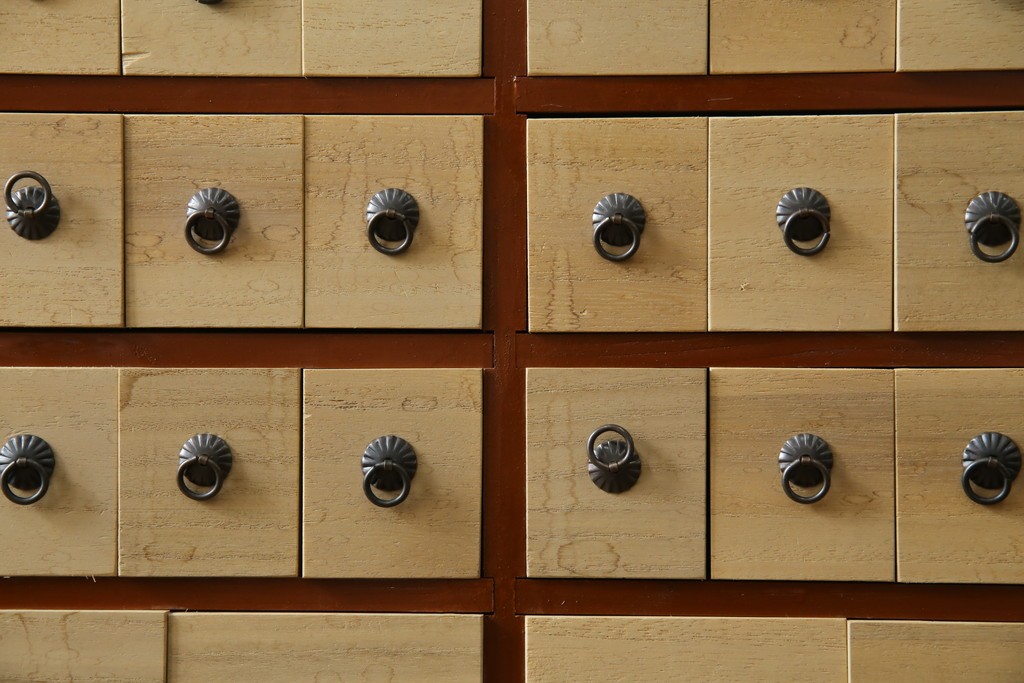 和製ヴィンテージ　アンティーク調　引き出し100杯の薬箪笥　(R-086025)