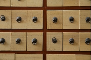 和製ヴィンテージ　アンティーク調　引き出し100杯の薬箪笥　(R-086025)