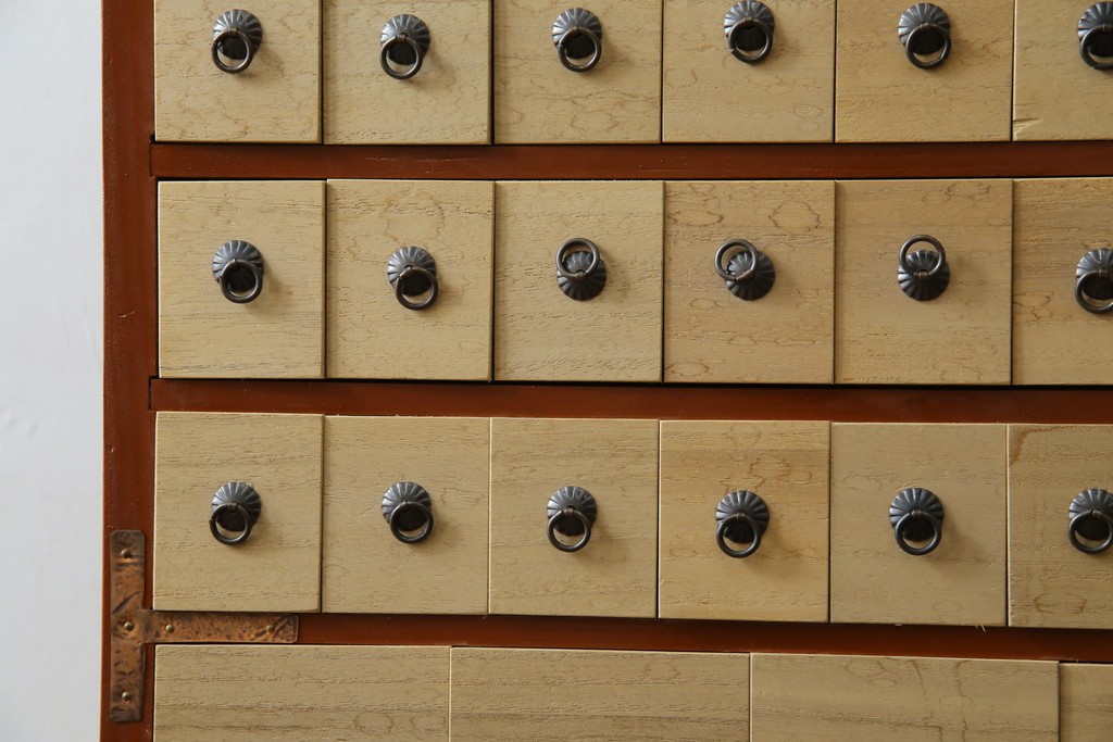 和製ヴィンテージ　アンティーク調　引き出し100杯の薬箪笥　(R-086025)