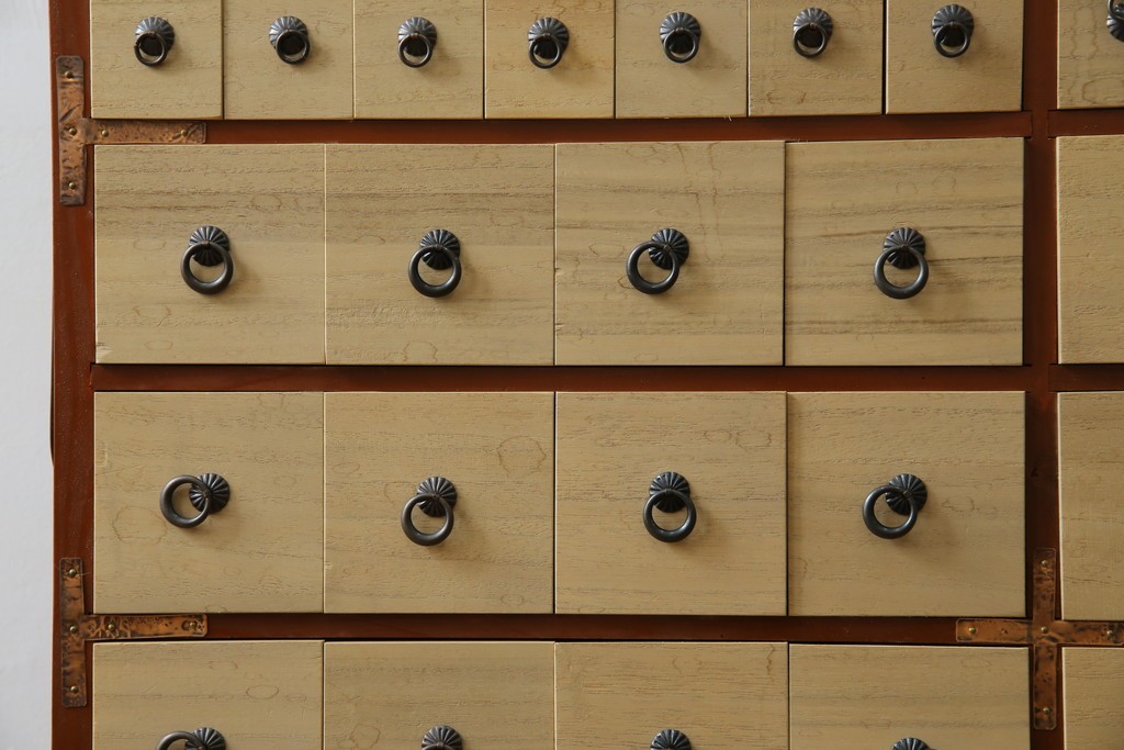 和製ヴィンテージ　アンティーク調　引き出し100杯の薬箪笥　(R-086025)