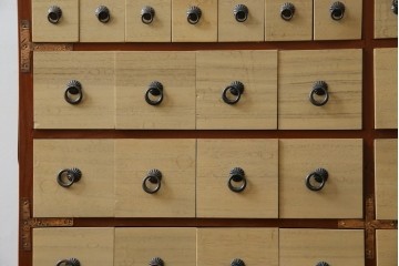 和製ヴィンテージ　アンティーク調　引き出し100杯の薬箪笥　(R-086025)