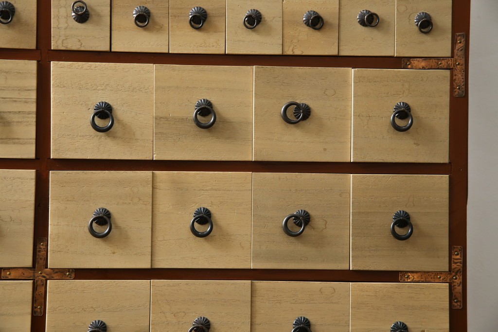 和製ヴィンテージ　アンティーク調　引き出し100杯の薬箪笥　(R-086025)