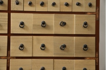 和製ヴィンテージ　アンティーク調　引き出し100杯の薬箪笥　(R-086025)