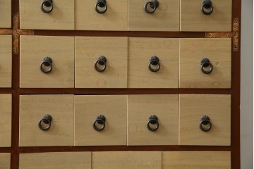 和製ヴィンテージ　アンティーク調　引き出し100杯の薬箪笥　(R-086025)