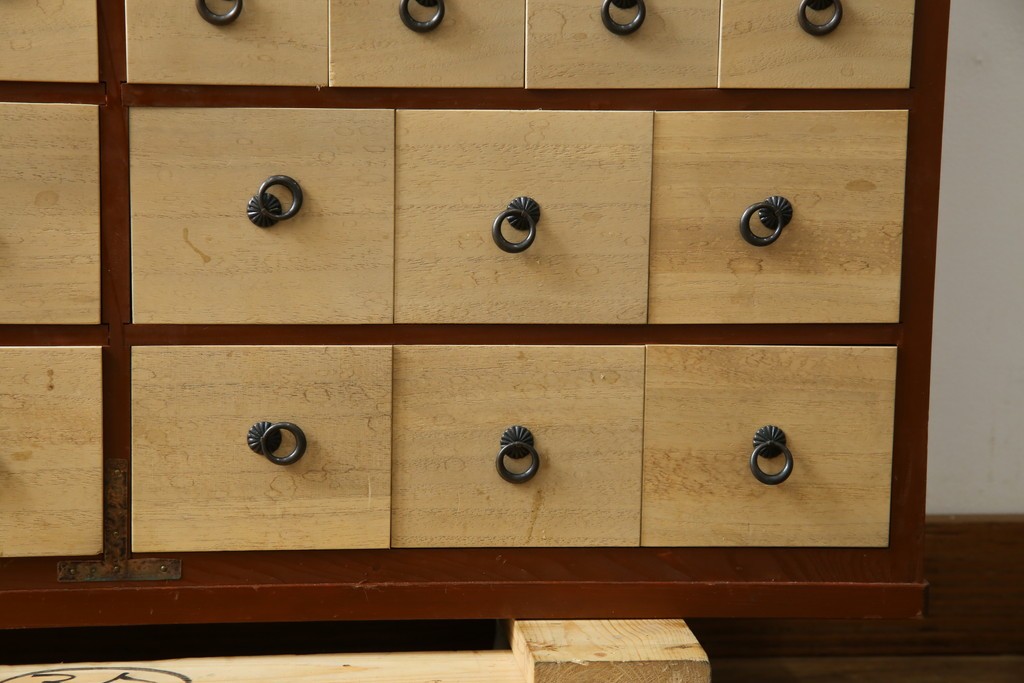 和製ヴィンテージ　アンティーク調　引き出し100杯の薬箪笥　(R-086025)