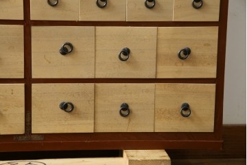 和製ヴィンテージ　アンティーク調　引き出し100杯の薬箪笥　(R-086025)