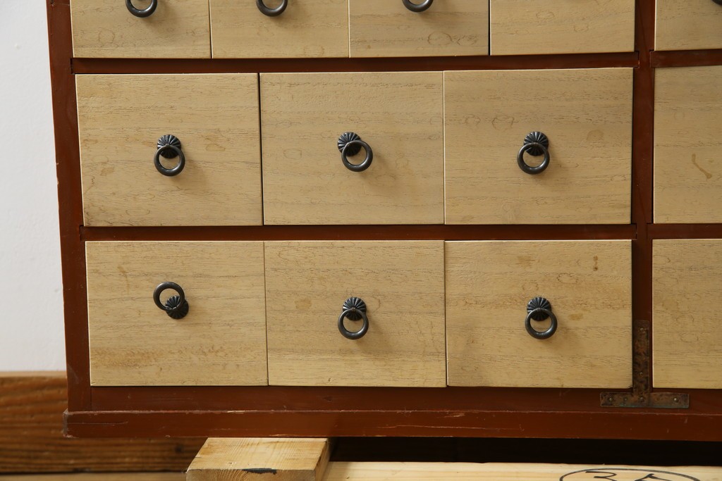 和製ヴィンテージ　アンティーク調　引き出し100杯の薬箪笥　(R-086025)